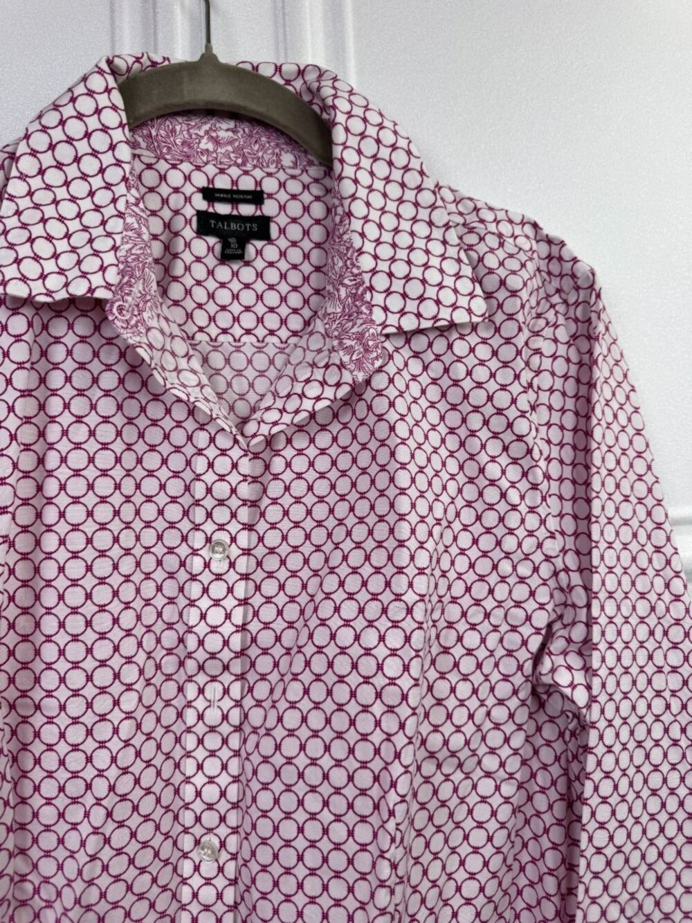 Talbots Wrinkle Resistant Pink polkadots Button Up Shirt Size 10 Long Sleeve